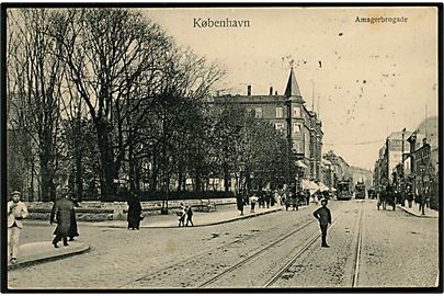 Købh., Amager, Amagerbrogade med sporvogne i baggrunden. Budtz Müller & Co. 641.