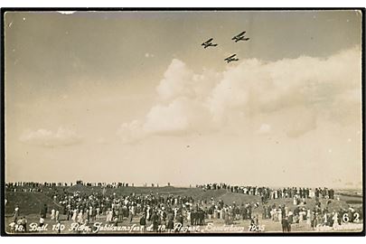 Sønderborg, tre O-maskiner fra Hærens Flyvetropper overflyver 18. Batl.s 150 års fest i Sønderborg d. 18.8.1935. Christesen no. 1462.