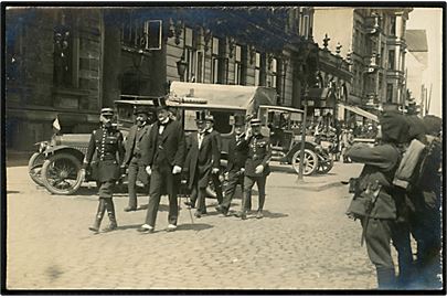 Genforening. Medlemmer af den internationale kommission (CIS) ved Hotel Flensburger Hof i Flensburg d. 16.6.1920. Fra venstre: Paul de Soyer (Kommandant for de franske CIS-tropper), M.O. Ræder (Post) og generalsekretær Charles Brudenell-Bruce. Fotokort u/no.