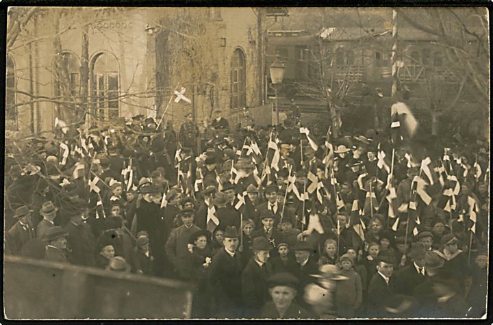 Genforening. Stemmeberettigede ankommer til banegården i Aabenraa d. 10.2.1920. Clausen u/no.