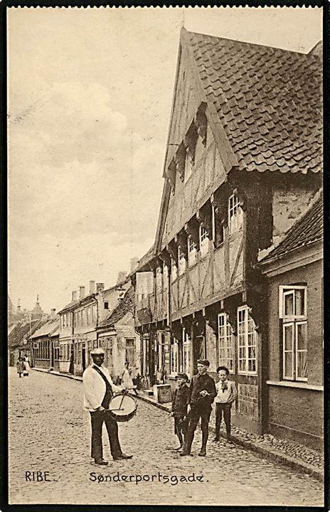 Ribe. Sønderportsgade med byens trommeslager. Chr. I. Grottups no. 24404.