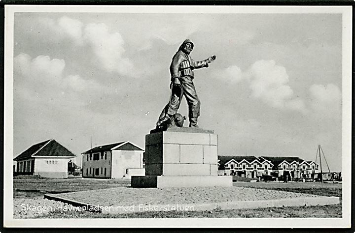 Skagen. Havnepladsen med Fiskerstatuen. Stenders no. 74343.