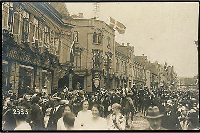 Genforening. Chr. X til hest i Nørregade, Haderslev d. 10.7.1920. No. 2335.