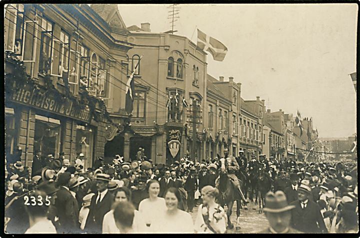 Genforening. Chr. X til hest i Nørregade, Haderslev d. 10.7.1920. No. 2335.