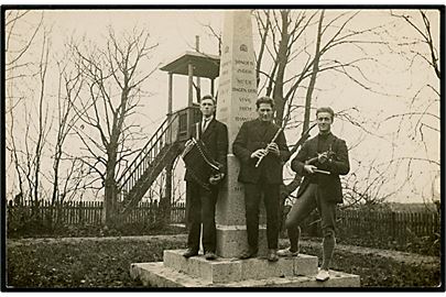 Testrup højskole, Genforenings-Obelisk med musikanter. Fotokort u/no.