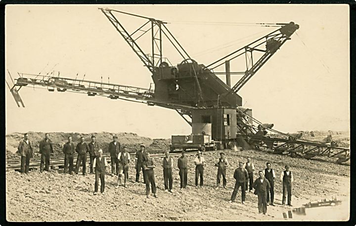 Rømø, gravemaskine under anlæg af Rejsby- eller Juvrediget 1926-1928. Fotokort u/no.