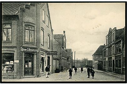 Haderslev, Østergade 44 hj. Toldbodgade med Hans C. Bennetzen's kolonial- og spirituosa-forretning. No. 1039. 