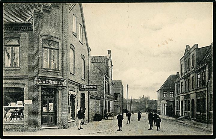 Haderslev, Østergade 44 hj. Toldbodgade med Hans C. Bennetzen's kolonial- og spirituosa-forretning. No. 1039. 