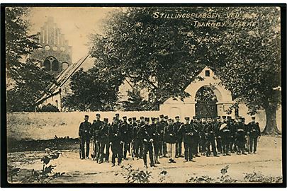 Soldater på stillepladsen ved Taarnby kirke på Amager. N. M. Mathiesen u/no.