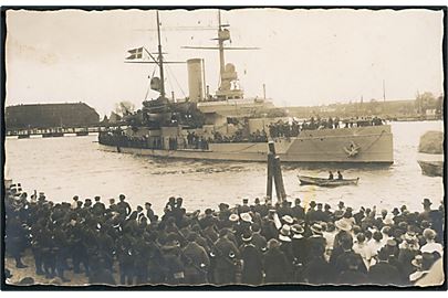 Genforening. Olfert Fischer ankommer til Sønderborg med Sønderjydsk Kommando d. 5.5.1920. Fotokort u/no.