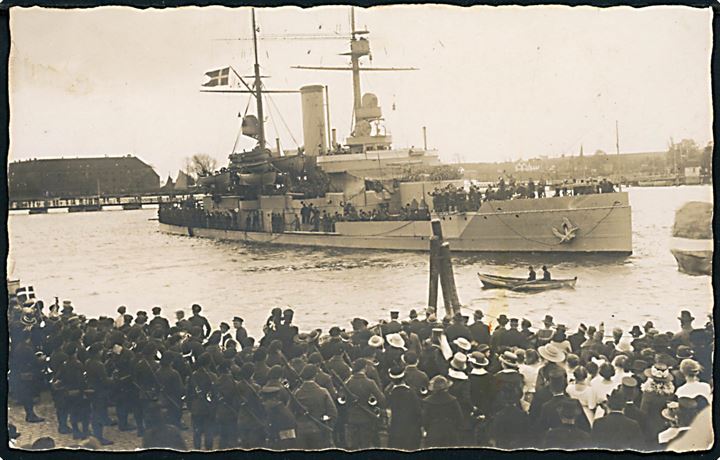 Genforening. Olfert Fischer ankommer til Sønderborg med Sønderjydsk Kommando d. 5.5.1920. Fotokort u/no.