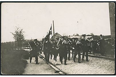 Genforening. Orkester i Sønderborg. Fotokort anvendt d. 8.5.1920.