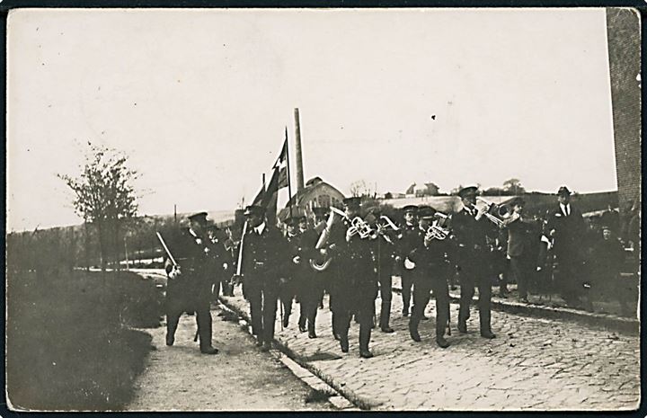 Genforening. Orkester i Sønderborg. Fotokort anvendt d. 8.5.1920.