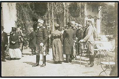 Genforening. Sønderborg, Hotel Kurhaus d. 22.5.1920, sammenkomst med bl.a. i forgrunden oberstløjtnant P. C. Pedersen (tv) og Schaffalitzky de Muckadel (th) fra Sønderjydsk Kommando. Fotokort u/no.