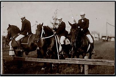 Sønderborg, Ringridere 1914 med Hilmer Hansen i midten og til højre Peter Schmidt på hesten Colosseum. J. Boisen u/no.