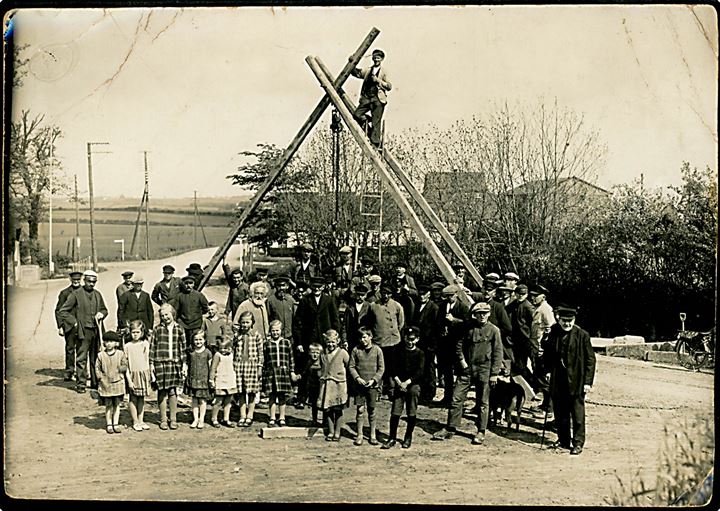 Majbøj, anbringelse af Genforeningsstenen sommeren 1930. Fotografi 12x17 cm. Folder.
