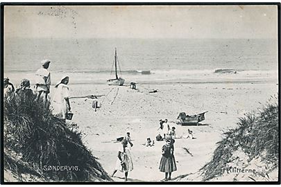 Søndervig, strandparti med klitter og lille fiskefartøj. N. P. Holm no. 16001.