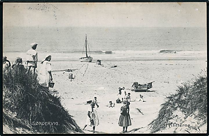 Søndervig, strandparti med klitter og lille fiskefartøj. N. P. Holm no. 16001.