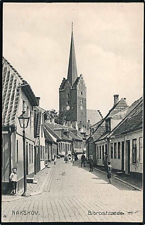 Nakskov, Bibrostræde med kirke i baggrunden. Stenders no. 12289.