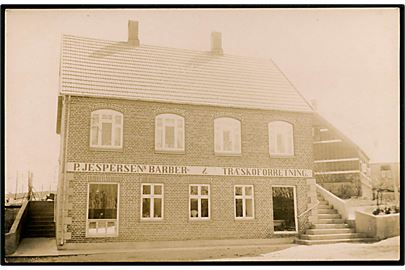 P. Jespersens Barber & Træskoforretning. Fotokort fra ukendt by. 