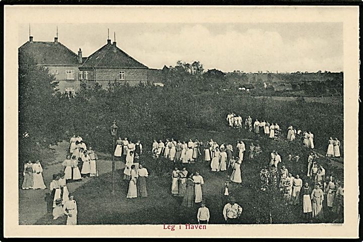 Ollerup Folkehøjskole. Leg i Haven. I baggrunden Borgen. Kortet er uden adresselinier!