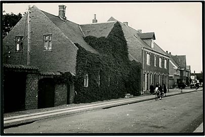 Tim. Hovedgade med Brugsforeningen. Fotokort S. Sylvestersen u/no. 