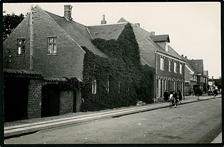 Tim. Hovedgade med Brugsforeningen. Fotokort S. Sylvestersen u/no. 