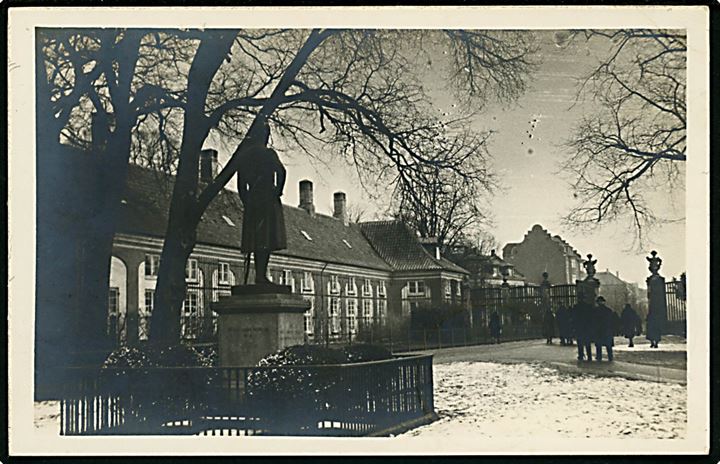 Købh., Frederiksberg Have med Fr. VI statue i sne. Fotokort u/no.