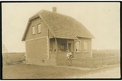 Jels, mindre ejendom med beboer. Fotokort anvendt i Jels d. 18.8.191?. 