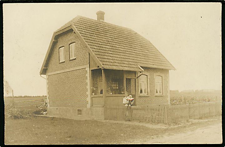 Jels, mindre ejendom med beboer. Fotokort anvendt i Jels d. 18.8.191?. 