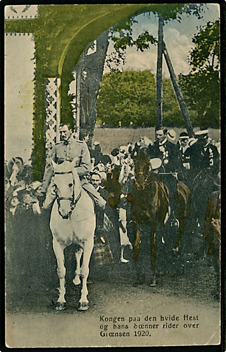 Genforening. Kongen paa den hvide Hest og hans Sænner rider over Grænsen 1920. Bemærk trykfejl: Sænner for Sønner. J.J.N. no. 11683. Har været opklæbet. 