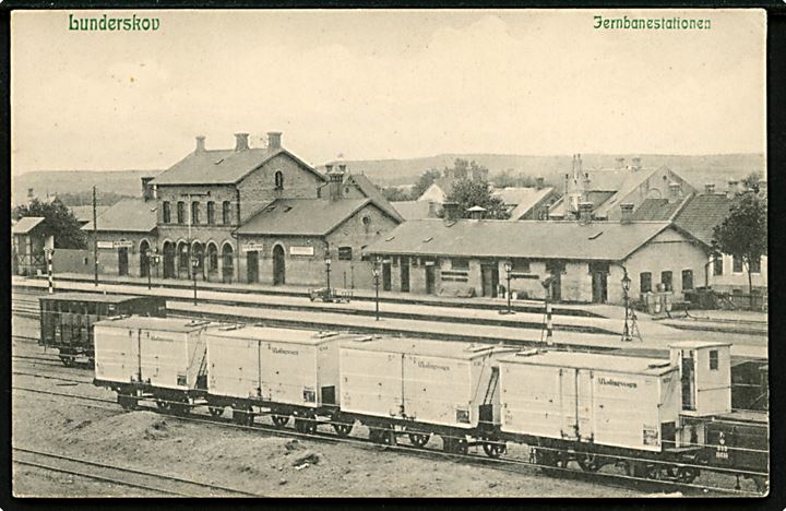 Lunderskov jernbanestation med godsvogne. P. Alstrup no. 3078.