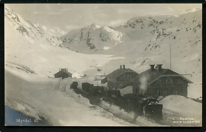 Norge, Myrdal station med damptog i sne. Wilse no. 260.