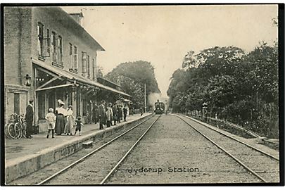 Jyderup jernbanestation med ankommende damptog. Stenders no. 12533.