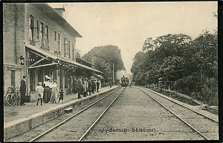 Jyderup jernbanestation med ankommende damptog. Stenders no. 12533.