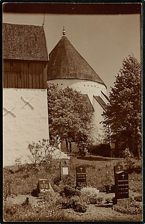 Østerlars Kirke, se fra kirkegården. Fotokort Viggo Ronne u/no. 