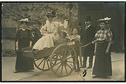 Aarhus. 1. Børnehjælpsdag i Aarhus. Festklædte Aarhusianer i frugtvogn fra Christian Møller, Ryesgade 2. Mande med X under, antageligt Peter Sabroe, som omkom ved Bramminge Jernbaneulykken i 1913! Frankeret med 1 øre og 3 øre (3) Bølgelinie annulleret Aarhus d. 19.07.1907 til Gand, Belgien. 