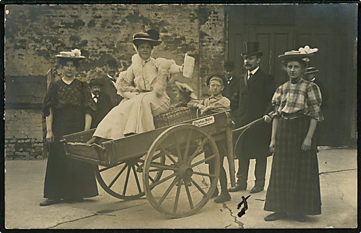 Aarhus. 1. Børnehjælpsdag i Aarhus. Festklædte Aarhusianer i frugtvogn fra Christian Møller, Ryesgade 2. Mande med X under, antageligt Peter Sabroe, som omkom ved Bramminge Jernbaneulykken i 1913! Frankeret med 1 øre og 3 øre (3) Bølgelinie annulleret Aarhus d. 19.07.1907 til Gand, Belgien. 