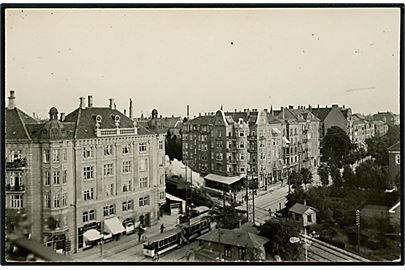 Frederiksberg. Fotokort fra jernbaneoverskæringen på Bülovsvej 50. Bommene er nede og sporvogn venter på lokomotiv med fuld damp køre forbi. 