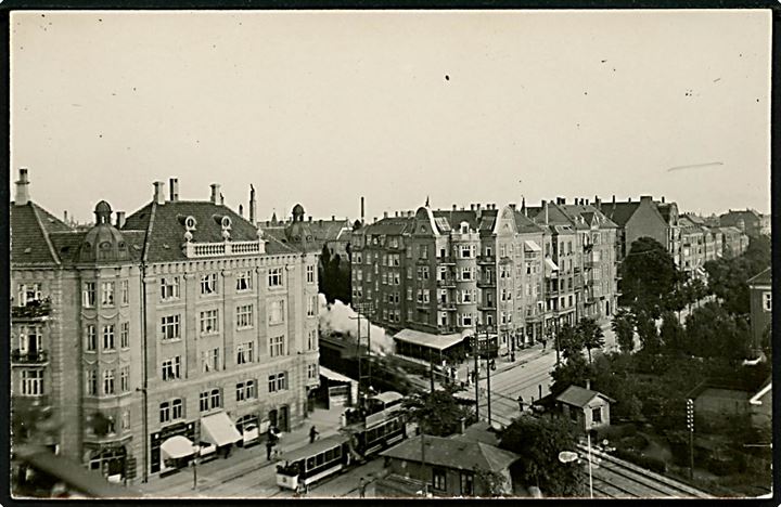 Frederiksberg. Fotokort fra jernbaneoverskæringen på Bülovsvej 50. Bommene er nede og sporvogn venter på lokomotiv med fuld damp køre forbi. 