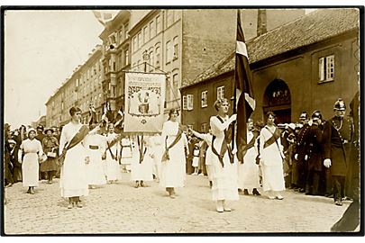 Købh., Danske Kvinders Valgtog i Amaliegade på vej til Amalienborg d. 6.6.1915. I forgrunden Dansk Kvindesamfund og bagved kvindelig spejder. 