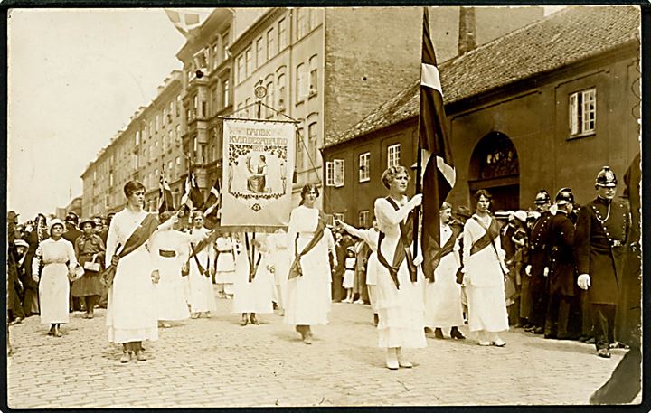 Købh., Danske Kvinders Valgtog i Amaliegade på vej til Amalienborg d. 6.6.1915. I forgrunden Dansk Kvindesamfund og bagved kvindelig spejder. 