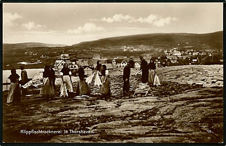 Færøerne, Thorshavn, tørring af klipfisk. Trinks-Bildkarte Række 454 no. 10. Uden adresselinier.