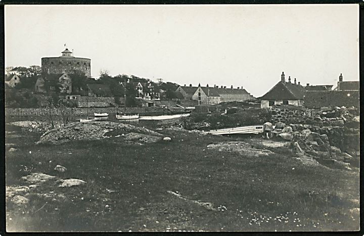 Christiansø, set fra Frederiksø d. 4.7.1908 med fiskefartøj SE44. Fotograf Fred. Jensen, Svaneke. 