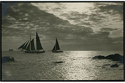 Bornholmske fiskefartøjer i måneskin. Fotograf Valdemar Myhre, Svaneke u/no.