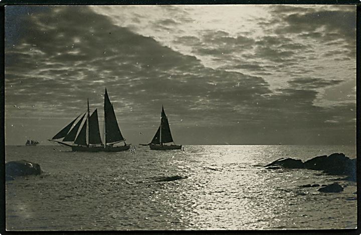 Bornholmske fiskefartøjer i måneskin. Fotograf Valdemar Myhre, Svaneke u/no.