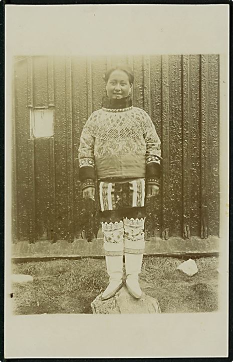 Ung kvinde i grønlandsk dragt. Fotokort fra ca. 1910. U/no.