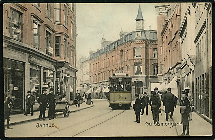 Aarhus. Guldsmedgade med sporvogn no. 14. Stenders no. 5631. Med 5 øre Fr. VIII, annulleret Aarhus d. 03.08.1907, sendt som tryksag til New York, USA. 