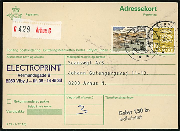 1,50 kr. Landsdels udg. og 10 kr. Rigsvåben på adressekort for pakke fra Århus C d. 10.11.1980 kl. 20.30 og sidestemplet Gebyr 1,50 kr. indbefattet. til Århus N. Indleveret udenfor alm. kontortid. 