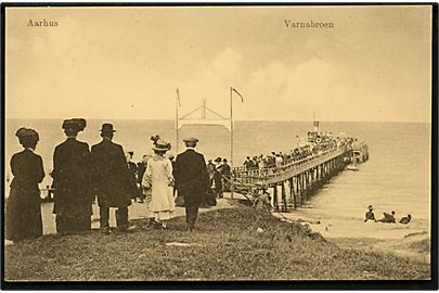 Aarhus. Landgangs broen ved Varna med turbåd og en masse turister. E. Larsen no. 43.